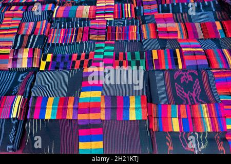 Les textiles maya traditionnels au marché du dimanche à Chichichasenango, au Guatemala Banque D'Images