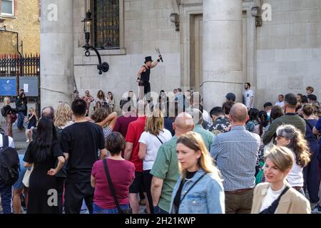 Touristes et acheteurs à Covent Garden à Londres, Angleterre Royaume-Uni Banque D'Images