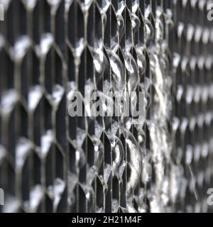 Débordement d'eau par un volet d'admission d'air sur une tour de refroidissement HVAC en vue macro du châssis en gros plan Banque D'Images