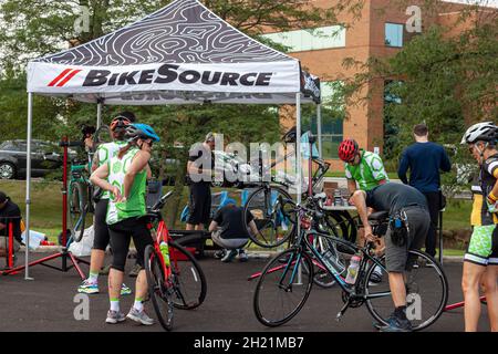 Columbus, OH USA 08-07-2021: Pelotonia cancer Research Center événement de course caritatif montrant des cyclistes s'arrêtant pour la réparation de vélo et la détente dans un parking Banque D'Images