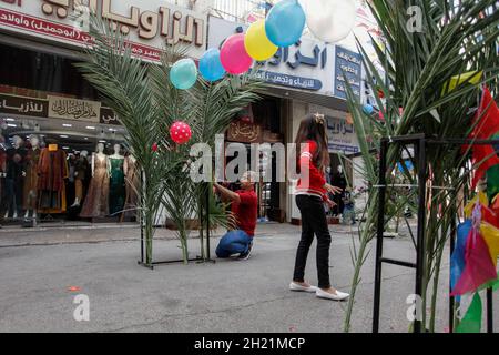 Naplouse, Palestine.19 octobre 2021.Les Palestiniens décorent les rues à l'occasion de la naissance du prophète Mahomet.Les Palestiniens décorent les rues de la vieille ville de Naplouse à l'occasion de l'anniversaire du Prophète.Les musulmans célèbrent chaque année l'anniversaire du Prophète le douzième de Rabi' al-Awwal, le troisième mois du calendrier islamique.Crédit : SOPA Images Limited/Alamy Live News Banque D'Images