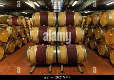 Vieillissement du vin en fûts de bois de chêne dans la cave d'un vignoble, Stellenbosch, Afrique du Sud. Banque D'Images