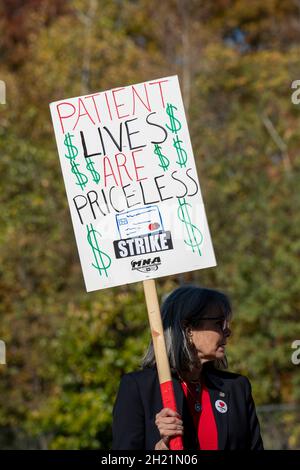 Plymouth, Minnesota.17 octobre 2021.L'hôpital Alllina WestHealth ferme la salle d'urgence et les soins d'urgence pendant que les infirmières font la grève pour chercher une nouvelle co Banque D'Images