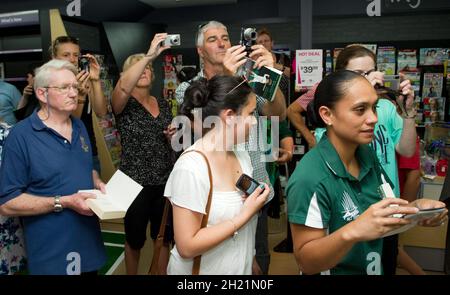 Le gagnant du tennis Grand Chelem Andre Agassi signant des copies de son autobiographie à la librairie Paperplus où des centaines de fans se sont mis en file d'attente pour rencontrer le grand tennis, Newmarket, Auckland, Nouvelle-Zélande, jeudi,24 janvier 2013. Banque D'Images
