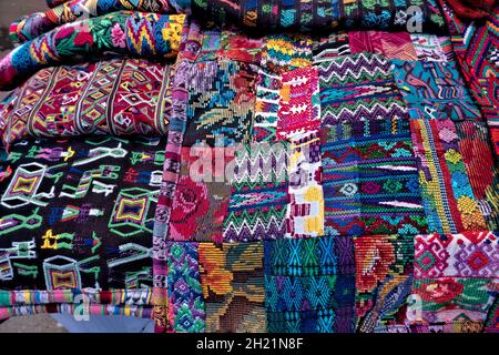 Les textiles maya traditionnels au marché du dimanche à Chichichasenango, au Guatemala Banque D'Images