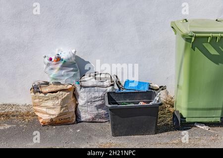 Pile hebdomadaire de déchets domestiques à l'extérieur de la maison rurale attendant la collecte des déchets. Pour le recyclage des déchets, le chargement de déchets, parlant un tas de déchets, Banque D'Images