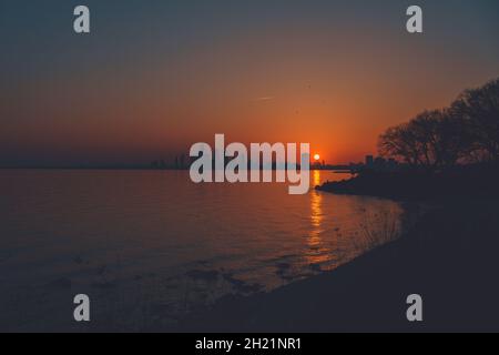 Belle vue sur le lac Ontario étincelant sous le coucher du soleil à Toronto Banque D'Images