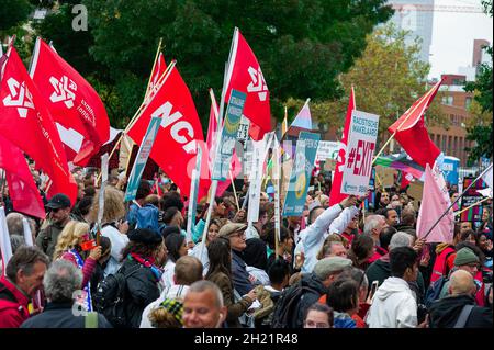 Rotterdam, pays-Bas.17 octobre 2021.Les manifestants brandissent des drapeaux et des banderoles pendant la marche de protestation contre la crise du logement à Rotterdam.selon la police, au moins 7,000 manifestants ont assisté à la manifestation d'aujourd'hui, sous la devise « Maisons pour le peuple, à but non lucratif » à Afrikaanderpark et ont défilé dans les rues de Rotterdam.Vers 3 heures, il y avait environ deux mille manifestants dans le parc, un nombre estimé par nos News.Crédit : SOPA Images Limited/Alamy Live News Banque D'Images