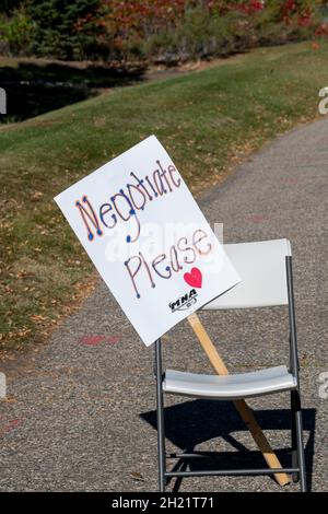 Plymouth, Minnesota.17 octobre 2021.L'hôpital Alllina WestHealth ferme la salle d'urgence et les soins d'urgence pendant que les infirmières font la grève pour chercher une nouvelle co Banque D'Images