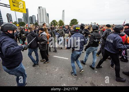 Des policiers sous-couverts sont confrontés à un élément gênant, comme une équipe de tirs au but, appelée « Roméo » aux pays-Bas, qui a arrêté des manifestants sur le pont Erasmus lors de la marche de protestation contre la crise du logement à Rotterdam.selon la police, au moins 7,000 manifestants ont assisté à la manifestation d'aujourd'hui, sous la devise « Maisons du peuple »,À but non lucratif' dans Afrikaanderpark et a marché dans les rues de Rotterdam.Vers 3 heures, il y avait environ deux mille manifestants dans le parc, un nombre estimé par nos News.(Photo de Charles M Vella/SOPA Images/Sipa USA) Banque D'Images