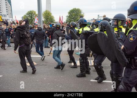 Des policiers sous-couverts sont confrontés à un élément gênant, comme une équipe de tirs au but, appelée « Roméo » aux pays-Bas, qui a arrêté des manifestants sur le pont Erasmus lors de la marche de protestation contre la crise du logement à Rotterdam.selon la police, au moins 7,000 manifestants ont assisté à la manifestation d'aujourd'hui, sous la devise « Maisons du peuple »,À but non lucratif' dans Afrikaanderpark et a marché dans les rues de Rotterdam.Vers 3 heures, il y avait environ deux mille manifestants dans le parc, un nombre estimé par nos News.(Photo de Charles M Vella/SOPA Images/Sipa USA) Banque D'Images