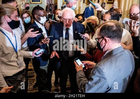 Washington, DC, États-Unis.19 octobre 2021.19 octobre 2021 - Washington, DC, États-Unis: Le sénateur américain BERNIE SANDERS (I-VT) s'est adressé aux journalistes près de la salle du Sénat.(Image de crédit : © Michael Brochstein/ZUMA Press Wire) Banque D'Images