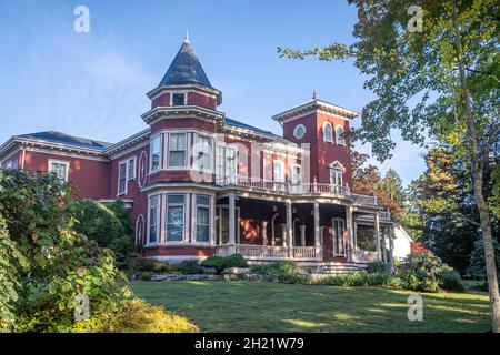 Bangor, ME - Etats-Unis - 12 octobre 2021 : vue de trois quarts de la maison de Stephen King.Un manoir victorien, qui abrite le célèbre romancier d'horreur, avec fored-iro Banque D'Images