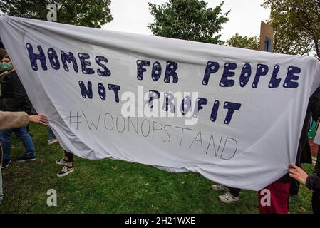 Rotterdam, pays-Bas.17 octobre 2021.Les manifestants tiennent une bannière en tissu à Afrikaanderpark, lors de la marche de protestation contre la crise du logement à Rotterdam.selon la police, au moins 7,000 manifestants ont assisté à la manifestation d'aujourd'hui, sous la devise "Maisons pour le peuple, à but non lucratif" à Afrikaanderpark et ont défilé dans les rues de Rotterdam.Vers 3 heures, il y avait environ deux mille manifestants dans le parc, un nombre estimé par nos News.(Credit image: © Charles M Vella/SOPA Images via ZUMA Press Wire) Banque D'Images