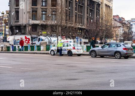 BUCHARE, ROUMANIE - 01 septembre 2021 : la police roumaine (Politia Rutiera) patrouille dans le centre-ville de Bucarest, Roumanie Banque D'Images