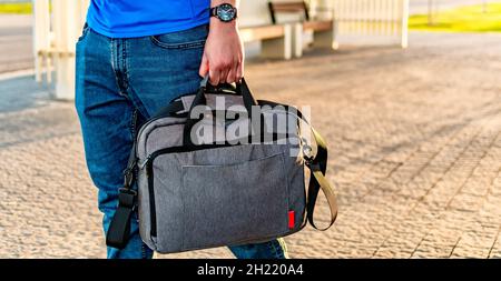 Gros plan d'un homme tenant une mallette textile pour ordinateur portable Banque D'Images