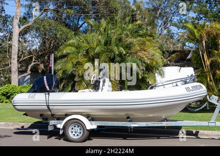 Zodiaque bateau gonflable CÔTE sur une remorque dans une rue nord de Sydney, Sydney, Australie Banque D'Images