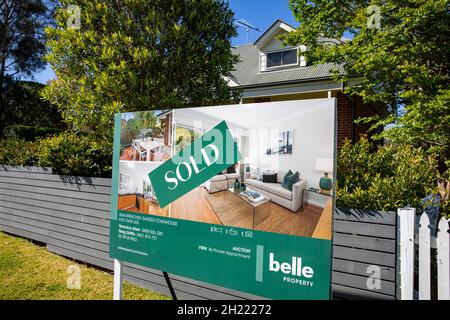 La maison australienne à Sydney a été vendue par un agent immobilier qui affiche une enseigne vendue sur le panneau de marketing de la propriété,Sydney,Australie Banque D'Images