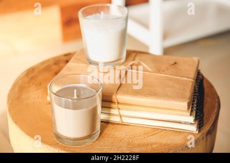 Bougies parfumées avec livres sur la table dans la chambre Banque D'Images