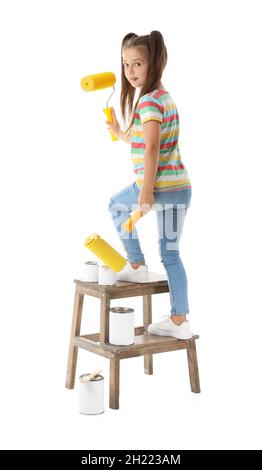 Jolie petite fille avec rouleaux de peinture sur fond blanc Banque D'Images