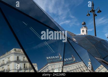 Le panneau Tío Pepe se reflète dans la façade moderne de la station de métro sol à la Puerta del sol à Madrid, en Espagne.La station faisait partie de Banque D'Images