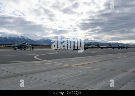 Le chasseur FC-18 Hornet de la Force aérienne royale du Canada est ravitaillé sur le tarmac à la 673e base aérienne de la base interarmées de l'Escadre Elmendorf - Richardson (Alaska), pendant l'opération Noble Defender, le 13 octobre 2021.Photo : Caporal Brock Curtis, imagerie de la 4 e Escadre Banque D'Images