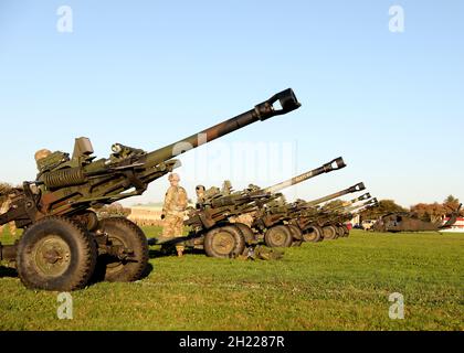 La batterie Alpha de la Garde nationale du New Jersey, 3e Bataillon, 112e Artillerie de campagne, prépare les canons pour le tir au Centre d'entraînement de la Garde nationale à Sea Girt, NJ, 17 octobre 2021.La Revue militaire est une tradition de longue date qui permet au gouverneur - le commander0in0chef de la milice d'État - de passer en revue les soldats et les aviateurs de la Garde nationale du New Jersey.(É.-U.Garde nationale de l'armée photo par Sgt.Diana P. Rossi) Banque D'Images