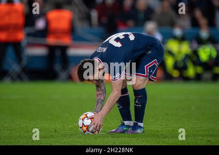 PARIS, FRANCE - OCTOBRE 19 : Lionel Messi de Paris Saint-Germain marquant de la pénalité son deuxième but lors du match a betw de la Ligue des champions de l'UEFA Banque D'Images