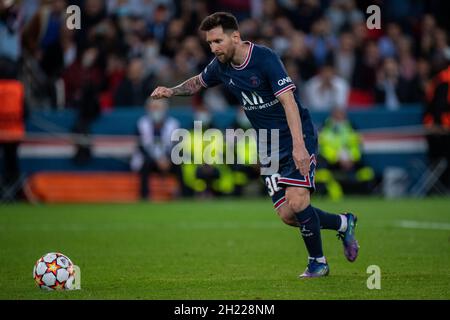 PARIS, FRANCE - OCTOBRE 19 : Lionel Messi de Paris Saint-Germain marquant de la pénalité son deuxième but lors du match a betw de la Ligue des champions de l'UEFA Banque D'Images