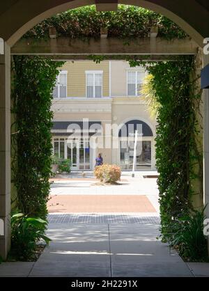 MYRTLE BEACH, ÉTATS-UNIS - 28 septembre 2021 : un cliché vertical d'un marché à travers l'arche verte.Myrtle Beach, États-Unis Banque D'Images