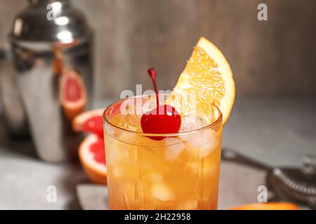 Verre de Tequila Sunrise cocktail froid sur table Banque D'Images