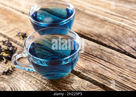 Tasses de thé de fleurs de pois papillons sur la table Banque D'Images