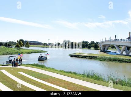 Waco, Texas, États-Unis.16 octobre 2021.Bateaux sur la rivière Brazos avant le match de football de la NCAA entre les Brigham Young Cougars et les Baylor Bears au stade McLane de Waco, Texas.Matthew Lynch/CSM/Alamy Live News Banque D'Images