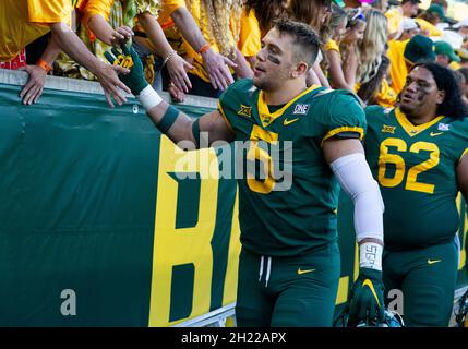 Waco, Texas, États-Unis.16 octobre 2021.Baylor Bears linebacker Dillon Doyle (5) descend la ligne des étudiants après le match de football de la NCAA entre les Brigham Young Cougars et les Baylor Bears au stade McLane de Waco, Texas.Matthew Lynch/CSM/Alamy Live News Banque D'Images