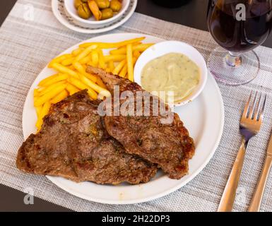 Rôti de veau servi avec des pommes de terre frites Banque D'Images