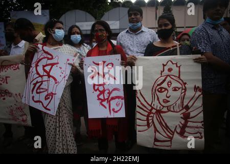 Dhaka, Bangladesh.19 octobre 2021.Le peuple bangladais est debout dans une chaîne humaine avec des bannières et des affiches pour protester contre les attaques contre les croyants hindous au Bangladesh pendant et après Durga Puja.Ils ont annoncé lutter contre toute forme de rudesse contre les minorités du pays.(Photo de M.Rakibul Hasan/Pacific Press) crédit: Pacific Press Media production Corp./Alay Live News Banque D'Images