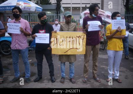 Dhaka, Bangladesh.19 octobre 2021.Le peuple bangladais est debout dans une chaîne humaine avec des bannières et des affiches pour protester contre les attaques contre les croyants hindous au Bangladesh pendant et après Durga Puja.Ils ont annoncé lutter contre toute forme de rudesse contre les minorités du pays.(Photo de M.Rakibul Hasan/Pacific Press) crédit: Pacific Press Media production Corp./Alay Live News Banque D'Images