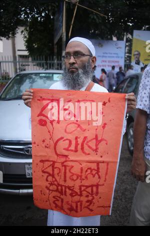 Dhaka, Bangladesh.19 octobre 2021.Le peuple bangladais est debout dans une chaîne humaine avec des bannières et des affiches pour protester contre les attaques contre les croyants hindous au Bangladesh pendant et après Durga Puja.Ils ont annoncé lutter contre toute forme de rudesse contre les minorités du pays.(Photo de M.Rakibul Hasan/Pacific Press) crédit: Pacific Press Media production Corp./Alay Live News Banque D'Images