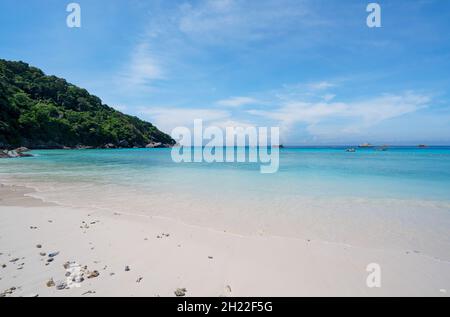 Belle plage et mer tropicale avec vagues s'écrasant sur une rive sablonneuse petit archipel insulaire au parc national de Similan Thaïlande Voyage et le concept de visite Banque D'Images