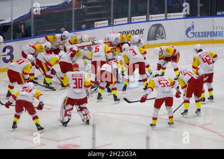 Saint-Pétersbourg, Russie.19 octobre 2021.Joueurs de Jokerit Helsinki vus pendant la saison régulière 2021-22 de la KHL de la Ligue de hockey Kontinental entre SKA Saint Petersbourg et Jokerit Helsinki au Palais des sports de glace. Score final ; SKA Saint Petersburg 2:0 Jokerit Helsinki.Crédit : SOPA Images Limited/Alamy Live News Banque D'Images