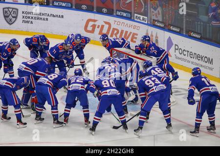 Saint-Pétersbourg, Russie.19 octobre 2021.Joueurs de SKA Saint-Pétersbourg vus pendant la saison normale 2021-22 de la KHL de la Ligue de hockey Kontinental entre SKA Saint-Pétersbourg et Jokerit Helsinki au Palais des sports de glace. Score final ; SKA Saint-Pétersbourg 2:0 Jokerit Helsinki.(Photo de Maksim Konstantinov/SOPA image/Sipa USA) crédit: SIPA USA/Alay Live News Banque D'Images