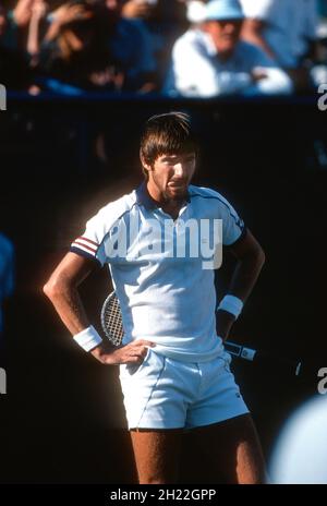 Jimmy Connors léchant ses lèvres tout en questionnant un appel à l'US Open de 1980 à Flushing Meadow. Banque D'Images