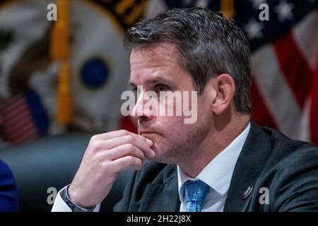 Le représentant des États-Unis Adam Kinzinger (républicain de l'Illinois) écoute le comité spécial de la Chambre chargé d'enquêter sur l'attaque du 6 janvier contre le Capitole, qui se réunit pour mépriser l'un des alliés de l'ancien président Donald Trump, l'ancien stratège Steve Bannon dans le Canon House Office Building à Washington, DC, mardi,19 octobre 2021.Crédit : Rod Lamkey/CNP Banque D'Images