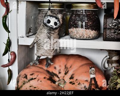 Cuisine vintage encore vie avec la poupée voodoo, la citrouille, les vieux bouteilles et les pots de potion et les objets rituels sorcières.Provence, style rural.Concep. Halloween Banque D'Images