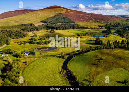 Vue aérienne du magnifique paysage autour du château de Dalnaglar, Glenshee, Écosse, Royaume-Uni Banque D'Images