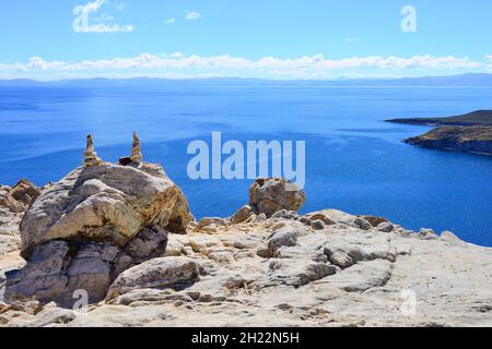 Cairns sur la côte rocheuse, Isla del sol, Lac Titicaca, Département de la Paz, Bolivie Banque D'Images