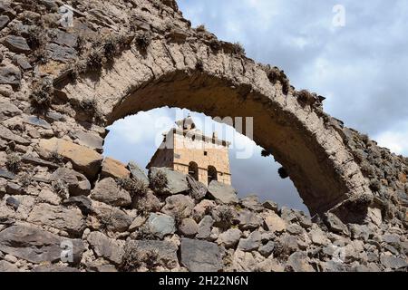 Tour d'église de l'Iglesia Santo Domingo derrière les ruines d'Inca, Chucuito, province de Puno, Pérou Banque D'Images