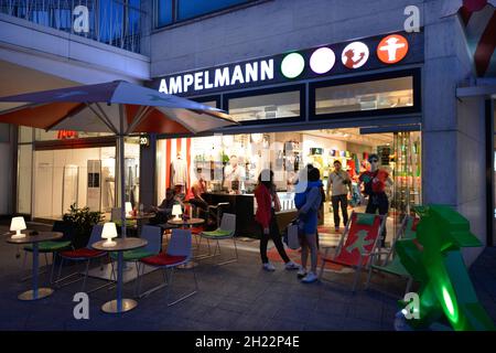 Ampelmann, Neues Kranzlereck, Kurfuerstendamm, Charlottenburg, Berlin Allemagne Banque D'Images