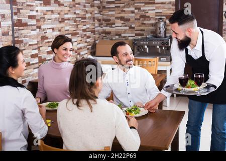 Serveur passant commande au restaurant Banque D'Images