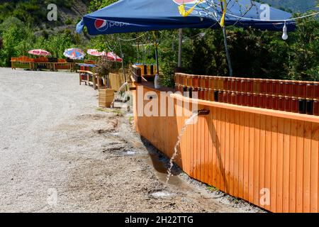 Printemps l'eau rafraîchit l'huile d'olive et miel, Uji j'Ftothe, Albanie Banque D'Images